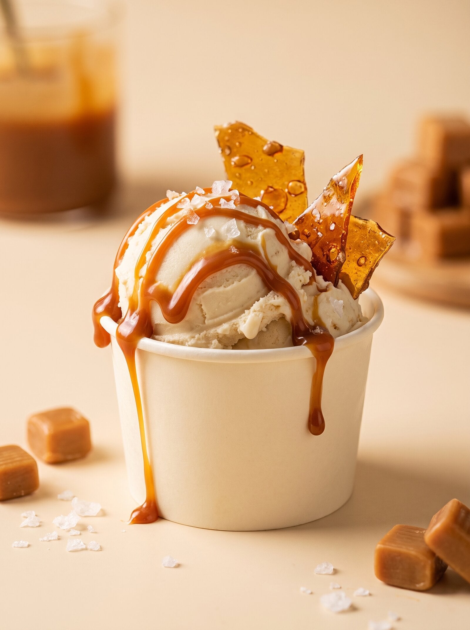Caramello Salato: Salted-Caramel-Gelato im Becher mit Karamell-Scherben und Meersalz