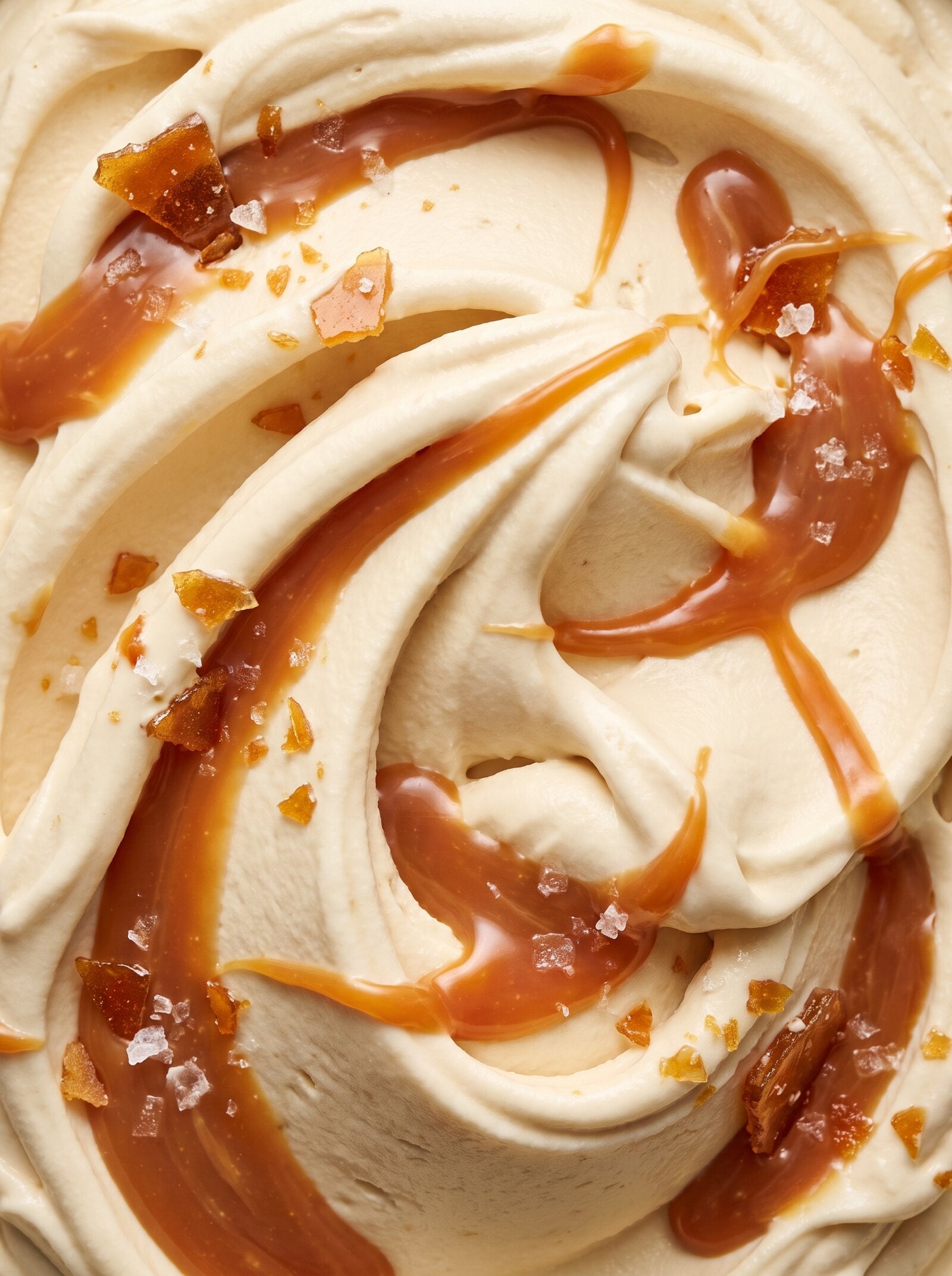 Caramello Salato: Sahne-Gelato mit Salzkaramell-Ribbons und Karamellstückchen, Nahaufnahme