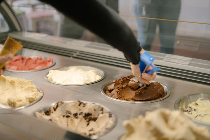 Handgemachtes italienisches Gelato in der Auslage des Eiswagens, frisch geschöpft