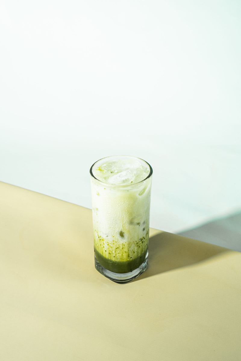 Cremiger grüner Matcha-Drink frisch am Eiswagen zubereitet