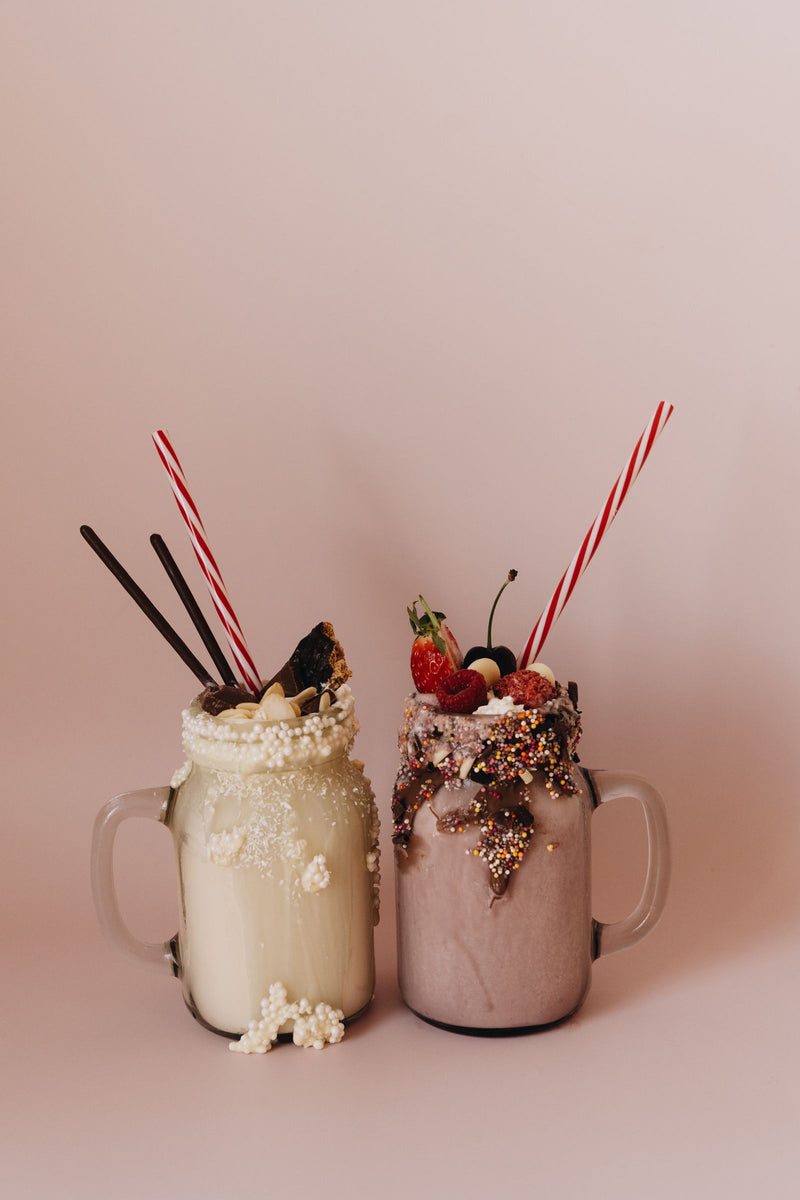 Üppiger Freak Shake mit reichlich Topping und Sahne